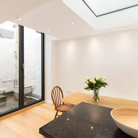 Beautiful And Contemporary Cornish Townhouse In Holiday home