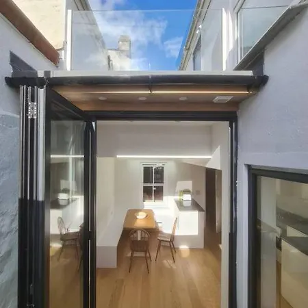 Holiday home Beautiful And Contemporary Cornish Townhouse In